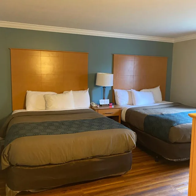 غرفة ديلوكس بسريرين كوين، Econo Lodge At The Falls North 2/6