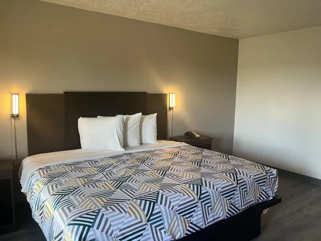 غرفة بسرير كينج لذوي الإعاقة، Studio6 Lake Jackson, TX 4/7