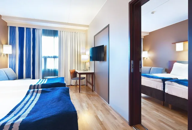 غرفة قياسية بسريرين منفصلين مع أريكة، Holiday Inn Tampere Central Station 3/5