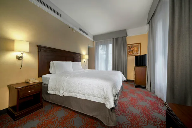جناح بسرير كينج مع أريكة، Hampton Inn & Suites Mexico City - Centro Historico 2/3