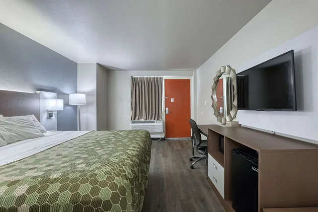 غرفة بسرير كينج، Econo Lodge Neenah 2/9