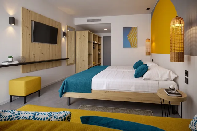 غرفة بسرير مزدوج مع أريكة، Sunny Baska Hotel by Valamar 1/3