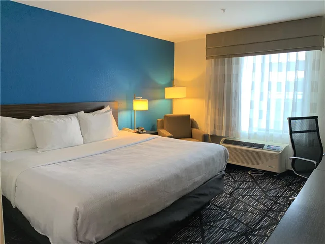 غرفة بسرير كينج بحوض استحمام لذوي الإعاقة، SureStay by Best Western Cambridge 1/3