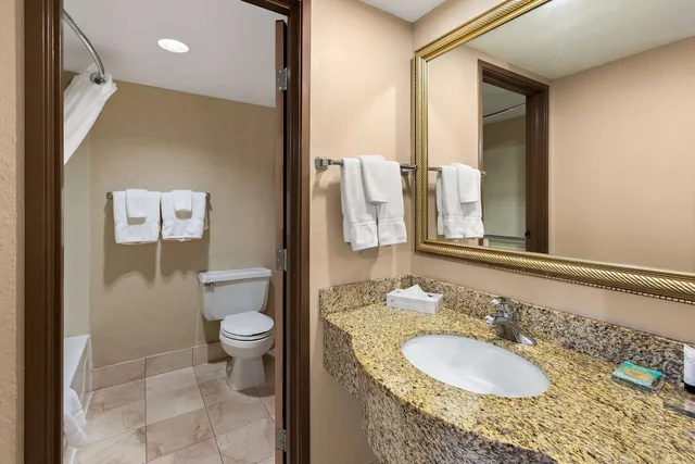 غرفة بسرير كينج، Hotel RL Cleveland Airport West 3/4