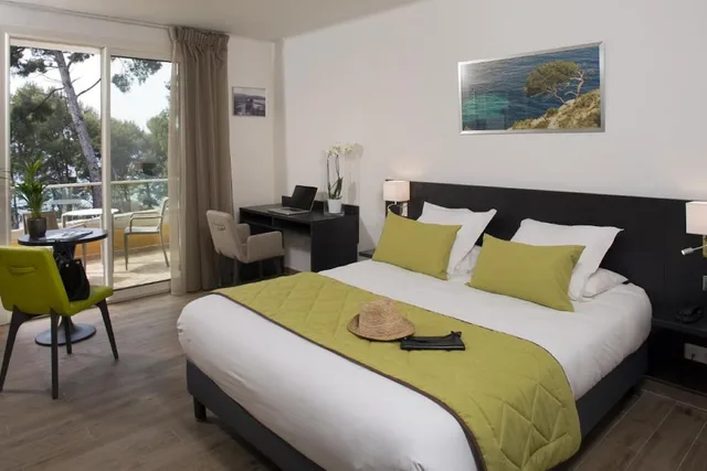 Superior, Queen Bed, Country Side View, Terrace، Hôtel Corniche Du Liouquet 1/6