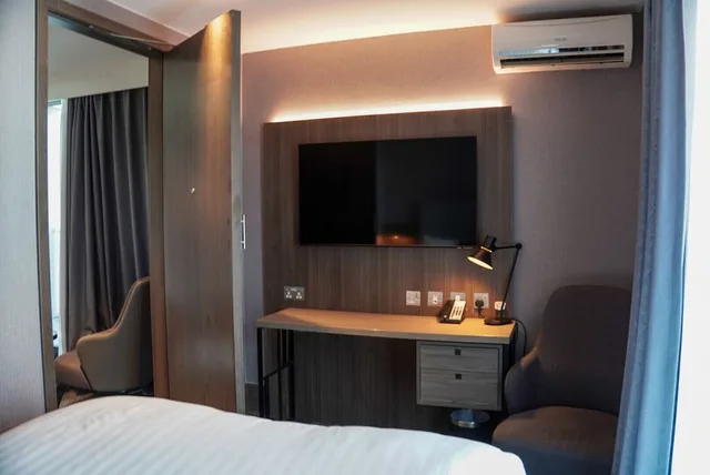 جناح بسرير كينج بشرفة، Crowne Plaza London - Kingston 3/5