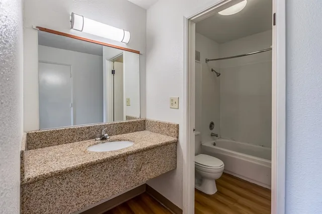 غرفة قياسية بسرير كوين للمدخنين، Motel6 Beaverton, OR 5/7