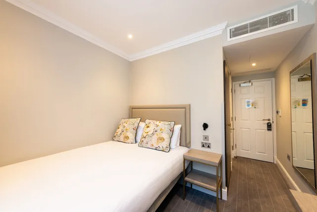 غرفة صغيرة بسرير مزدوج، Byron Hotel 2/7