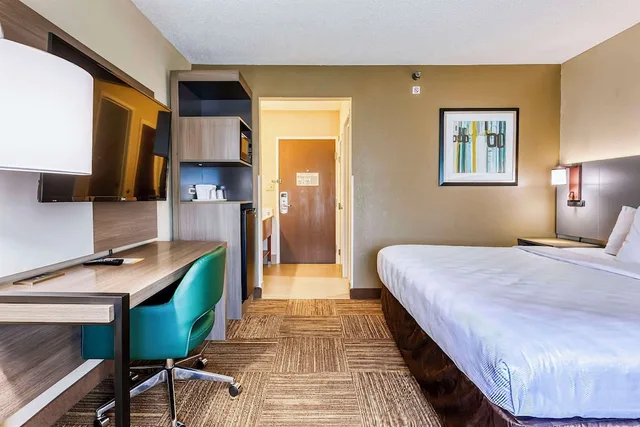 Standard, King Bed, Comfort Inn Shepherdsville - Louisville South 4/10