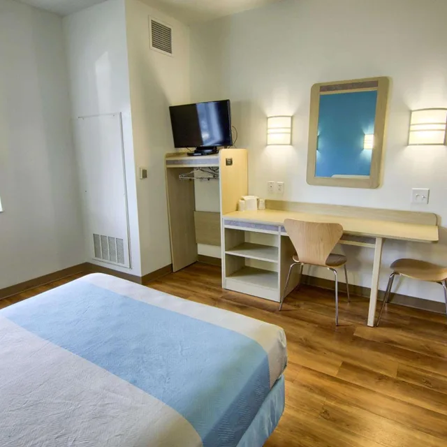 1 Full Bed - ADA/Tub/Mini Fridge, Motel6 Portsmouth, NH 4/10
