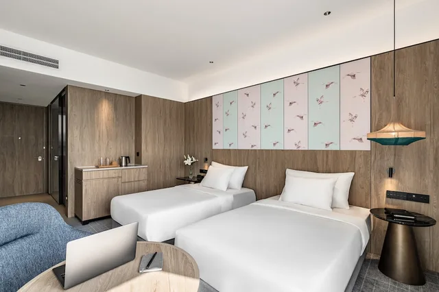 غرفة قياسية بسريرين منفصلين بإطلالة على المدينة مع دخول صالة النادي، Crowne Plaza Penang Straits City 4/10