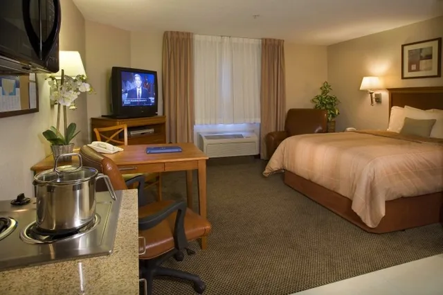 غرفة بسرير كوين لذوي الإعاقة، Candlewood Suites Fredericksburg 2/3
