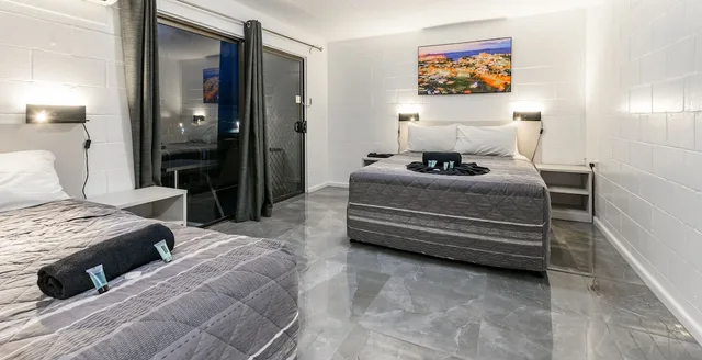 2 Bedrooms, Superior, Apartment, 2 Queen and Twin Beds, Kitchen, Aaron Motel 1/5