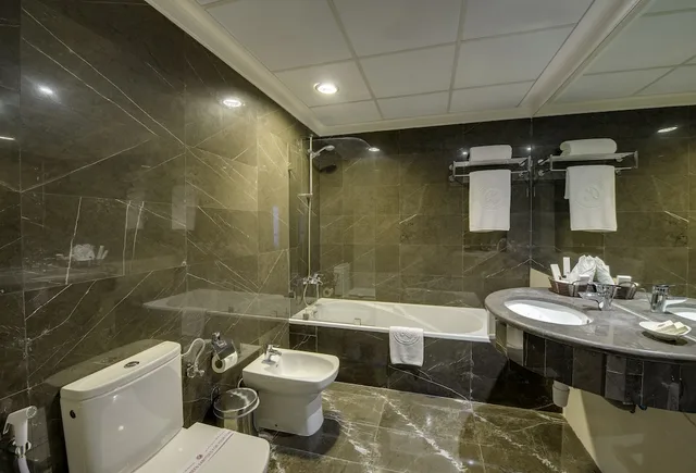 جناح ملكي بسريرين كينج، Monroe Hotel Bahrain 5/5