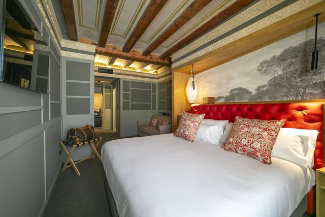 غرفة تنفيذية بسرير كوين بشرفة مع أريكة، Hotel Boutique La Pau 1/7