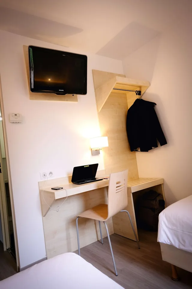 غرفة قياسية بسرير مزدوج وسريرين منفصلين، KYRIAD PERPIGNAN NORD - RIVESALTES 1/1