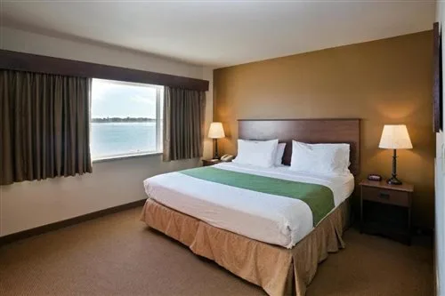 غرفة ديلوكس بسرير كينج بإطلالة على النهر لذوي الإعاقة، Americinn By Wyndham Fort Pierre Conference Center 1/2