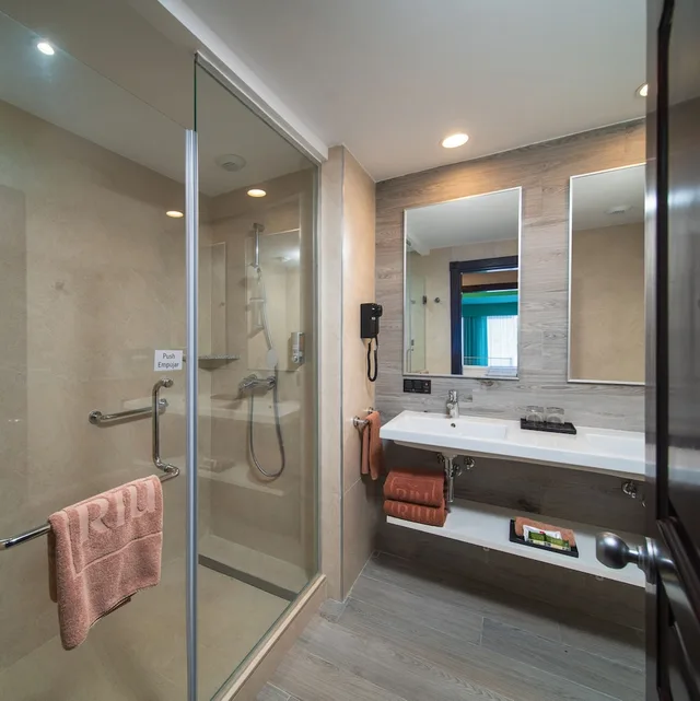جناح جونيور بسريرين مزدوجين بإطلالة على البحر بغرفتي نوم، RIU Ocho Rios All Inclusive 3/3