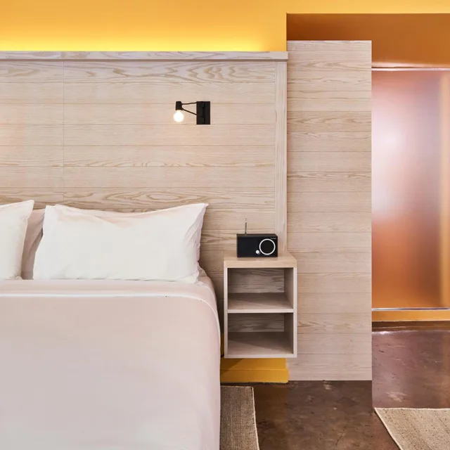 Suite, King Bed, Radio Hotel 3/7