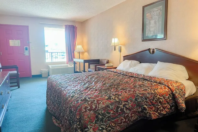 غرفة بسرير كينج، OYO Hotel East Macon I-75 1/10