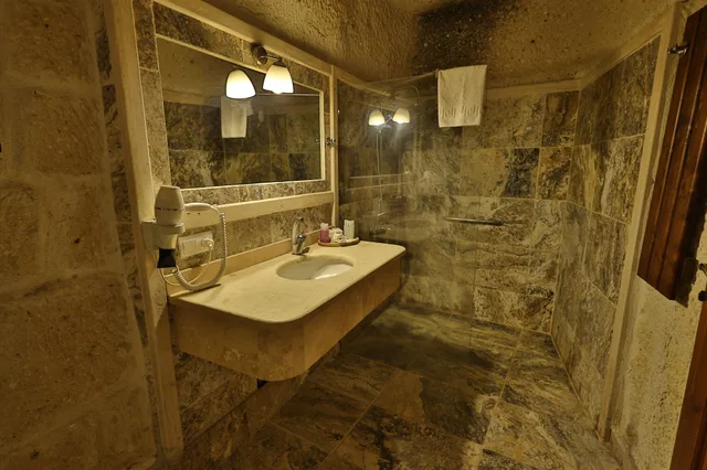 غرفة بريميوم بسرير كينج وثلاثة أسرّة بغرفتي نوم، Osmanbey Cave Hotel 3/3