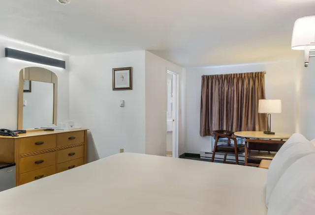 غرفة بسرير كينج، Americas Best Value Inn Suites Hyannis Cape Cod 5/6