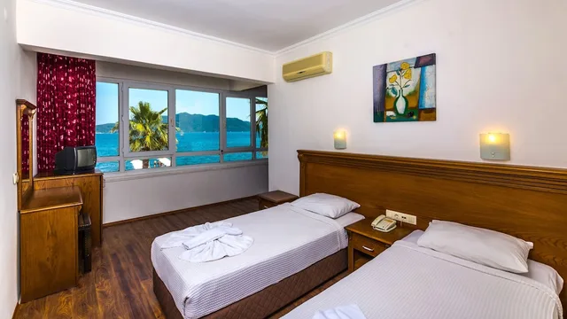Room, Triple, Murphy Bed، Honeymoon Hotel 1/6