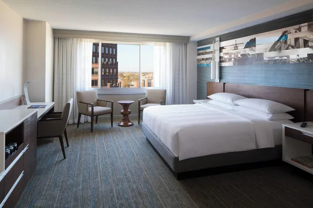 Executive, Double Bed, Kansas City Marriott Country Club Plaza 2/4