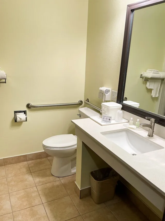 غرفة كومفورت بسرير كوين مع أريكة، Hudson Inn & Suites (ex Quality Inn) 4/5
