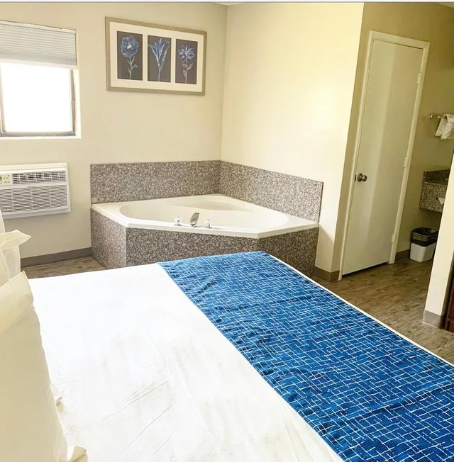 غرفة ديلوكس بسرير كينج بجاكوزي، Travelodge By Wyndham Cedar City 1/3