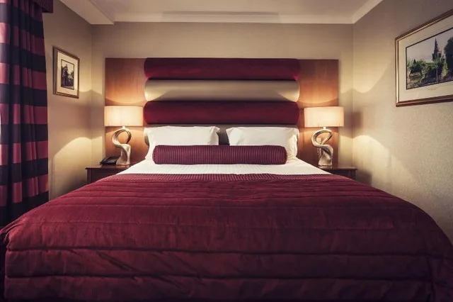 غرفة تنفيذية تنفيذية بسرير كينج مع دخول الصالة، Carlton George Hotel 1/1