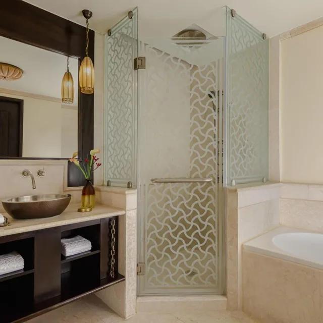 غرفة ديلوكس بسرير كينج بإطلالة على المسبح، Sharq Village & Spa, a Ritz-Carlton Hotel 5/5