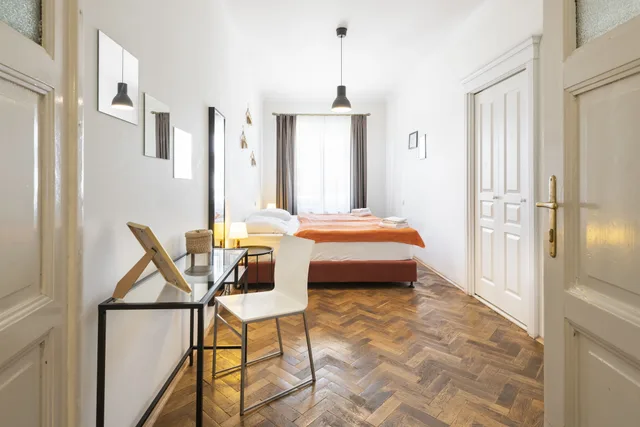 شقة بريميير بخمسة أسرّة وسرير بطابقين بغرفتي نوم مع أريكة بمطبخ، Hybernska Apartments 7/10