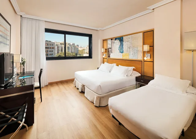 Barcelona, Classic, 1 Double and 1 Single Bed, with Extra Bed، H10 Marina Barcelona 2/5