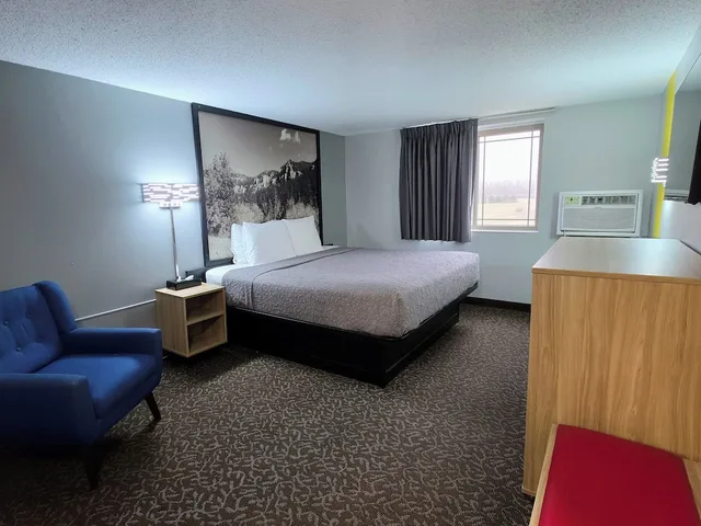 غرفة بسرير كينج لذوي الإعاقة، Super 8 by Wyndham Yankton 1/2