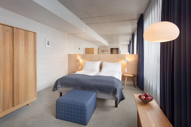 جناح جونيور، ZANDER K HOTEL 2/2