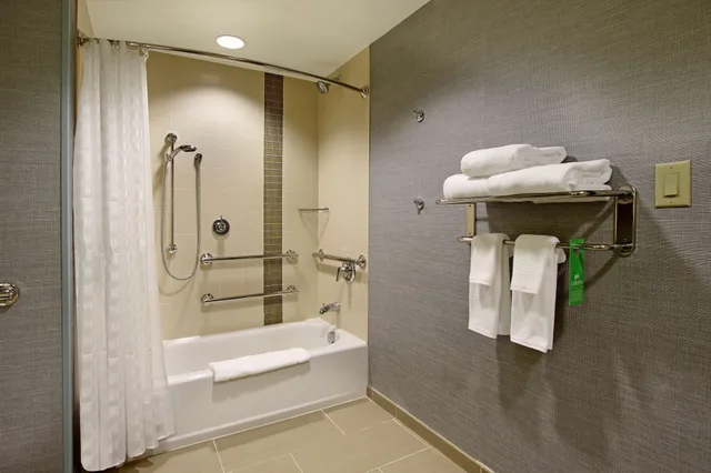 غرفة بسريرين كوين مع أريكة بحوض استحمام لذوي الإعاقة، HYATT PLACE HOUSTON NW VINTAGE PARK 4/4