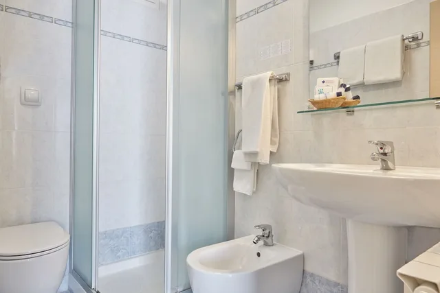 غرفة بثلاثة أسرّة بإطلالة جزئية على البحر، Hotel Celeste 3/4