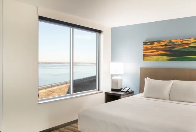 غرفة بسرير كينج بإطلالة على النهر، Hyatt House East Moline/Quad Cities 1/12