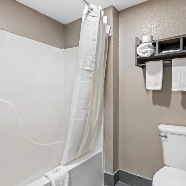 Suite, King Bed, Large, Quality Inn & Suites Biloxi - Ocean Springs 6/7