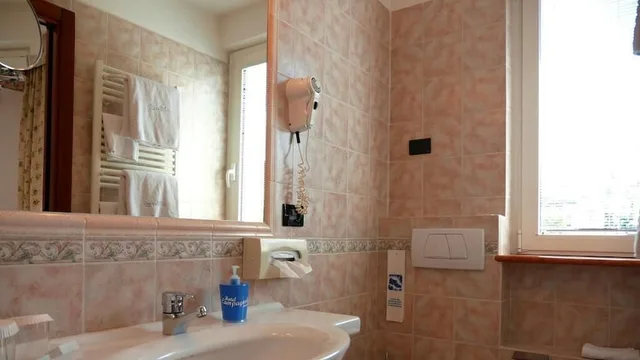 غرفة بسريرين منفصلين بإطلالة على البحيرة، Hotel Campagnola 2/2