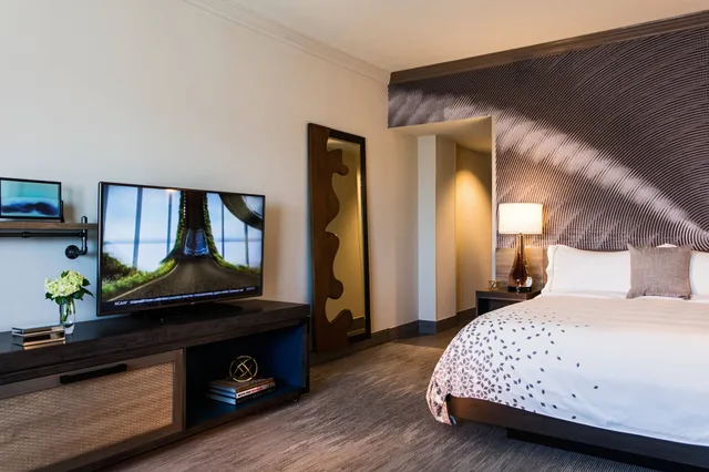 جناح بسرير كينج بغرفة نوم واحدة مع أريكة، Renaissance Waterford Oklahoma City Hotel 1/3
