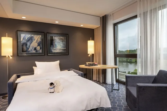 جناح عائلي بسرير كينج مع أريكة، Maritim Hotel Ingolstadt 4/6