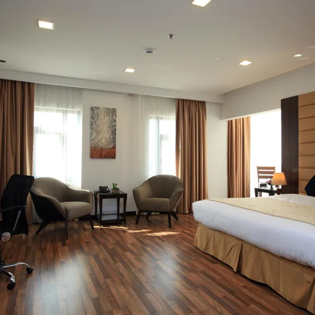 غرفة بسرير كينج بإطلالة على المدينة، فندق جولدن توليب للأجنحة الفندقية(Golden Tulip Al Khobar Suite Hotel) 7/10