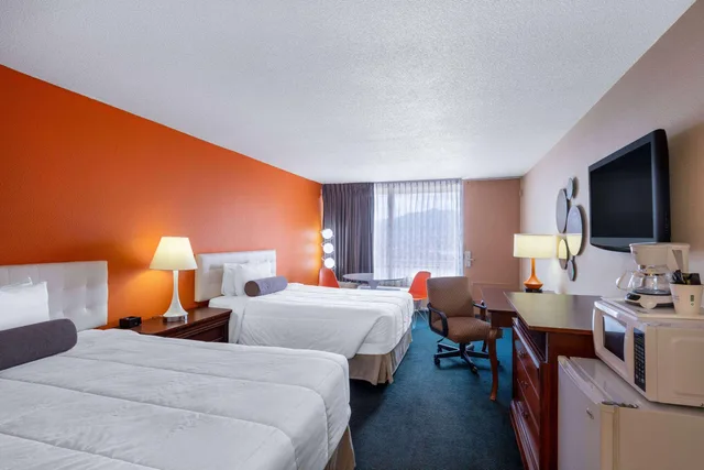 غرفة ديلوكس بسريرين مزدوجين، Howard Johnson by Wyndham Salem Hotel & Conference Center 1/3