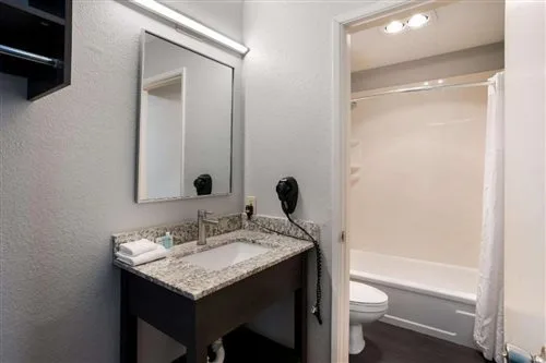 غرفة بسرير كينج لذوي الإعاقة، Richland Riverfront Hotel, Ascend Hotel Collection 2/2