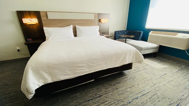 غرفة قياسية بسرير كينج لذوي الإعاقة، Bluffton Inn & Suites 1/2