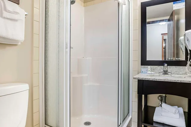 غرفة بسريرين كوين، Quality Inn Airport Dieppe 3/3