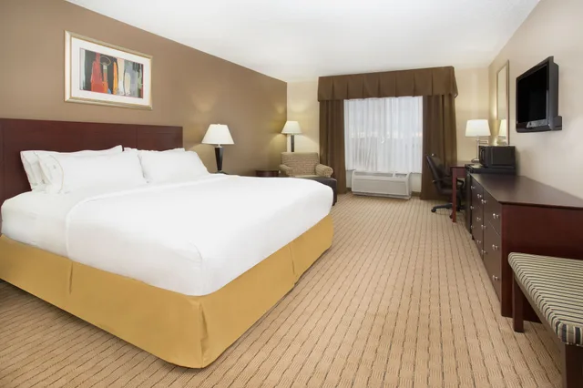 غرفة قياسية بسرير كوين، Holiday Inn Express and Suites Minot 1/2