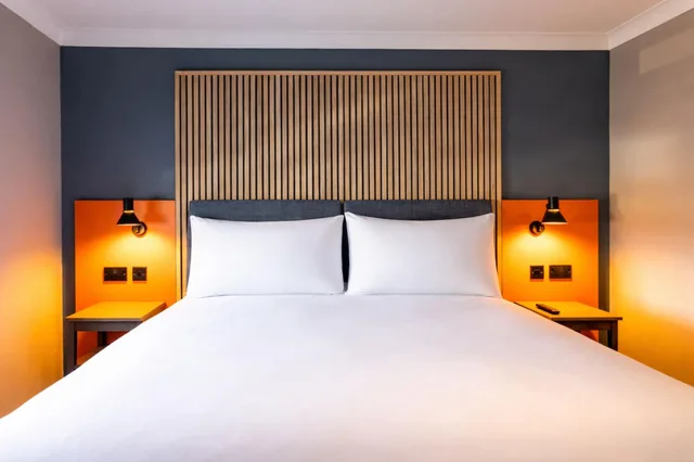Club, Gym, Pool Access، Village Hotel - Maidstone 2/5